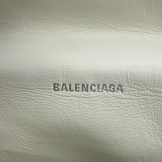 Balenciaga ChainShoulder Crash White716393210J09001 Leather Size Medium in Leather from GALLERY RARE, photo 16 of 17