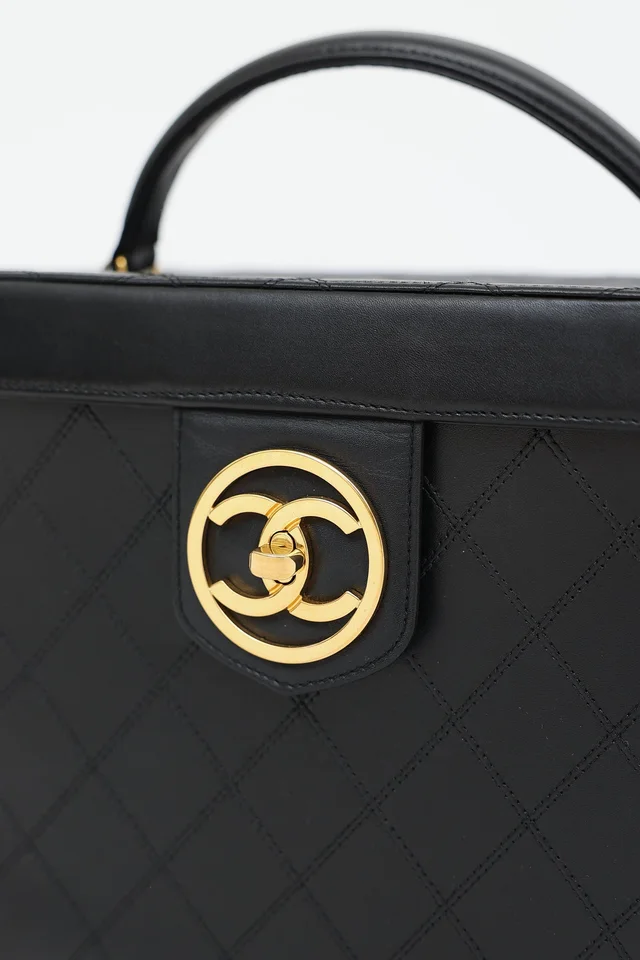 Chanel 1994 Large Leather Circle CC Vanity Case Bag in Leather from VSP Consignment, photo 2 of 2