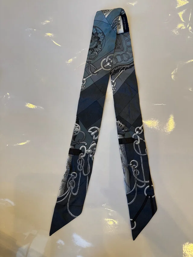 Hermès Twilly "Cliquetis" in Silk from Luxury Promise