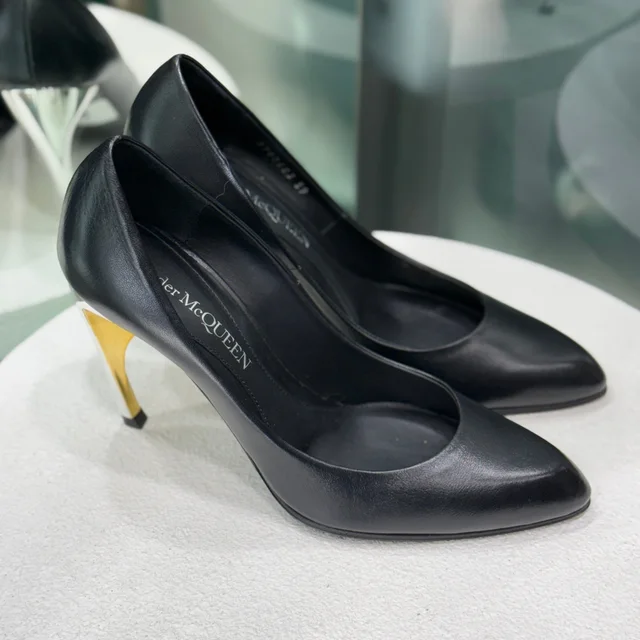 Alexander McQueen Armadillo Pointed Toe Pumps Sz 39 in Caviar leather from Revivre Luxury Consignment