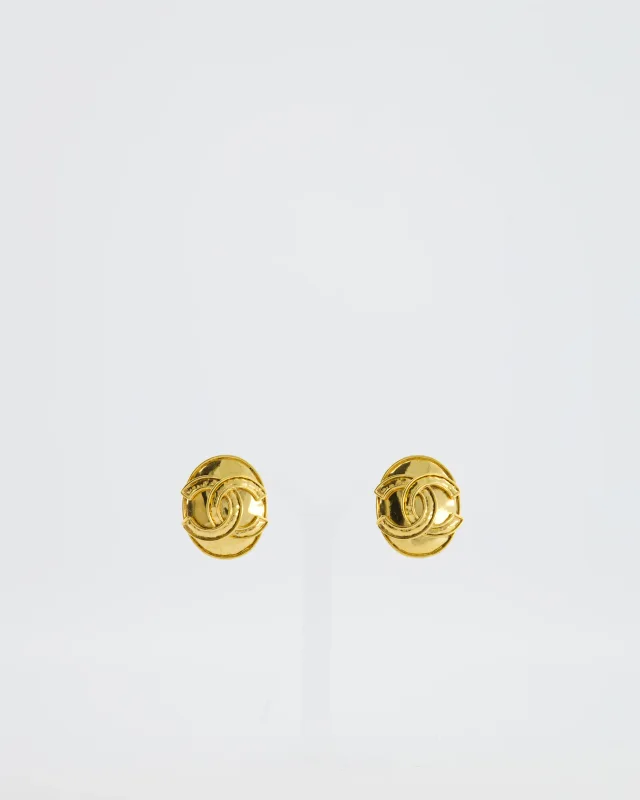 Chanel 94P Vintage Gold Medallion Clip On Earrings with CC Logo Detail in Gold from Sellier, photo 2 of 5