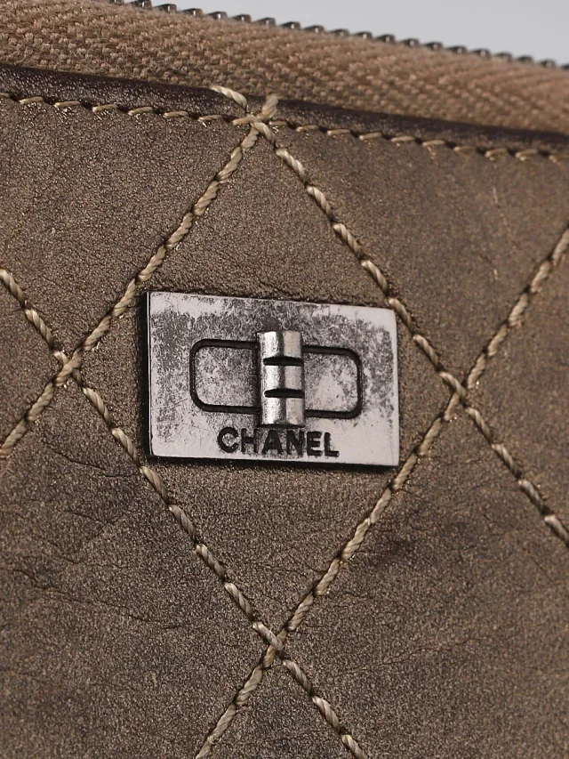 Chanel Bronze Calfskin Quilted Leather L-Gusset Zip Wallet in Calfskin from Yoogis, photo 5 of 11