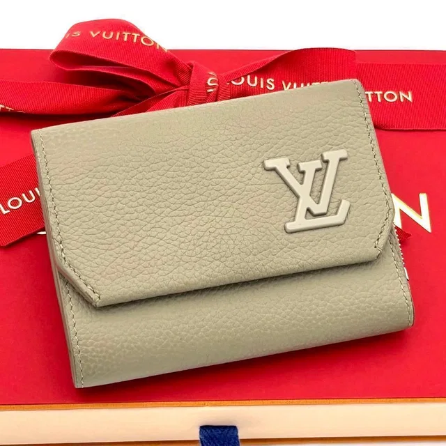 Louis Vuitton Wallet Aerogram Portefeuille Pilot Green in Green Leather from The Reluxe