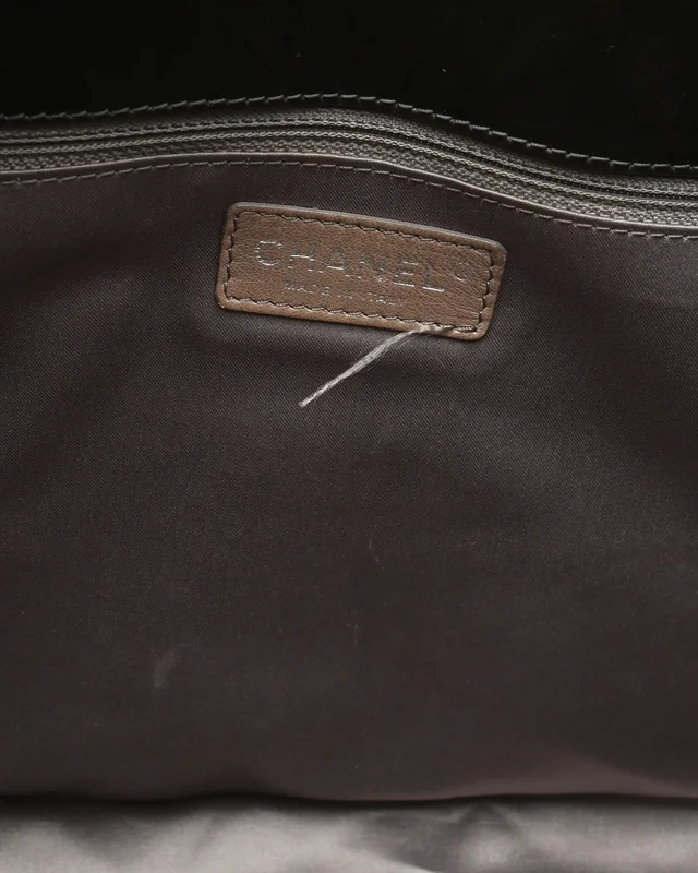 Chanel Patent CC Chain Tote Bag in Patent leather from A Retro Tale, photo 10 of 12