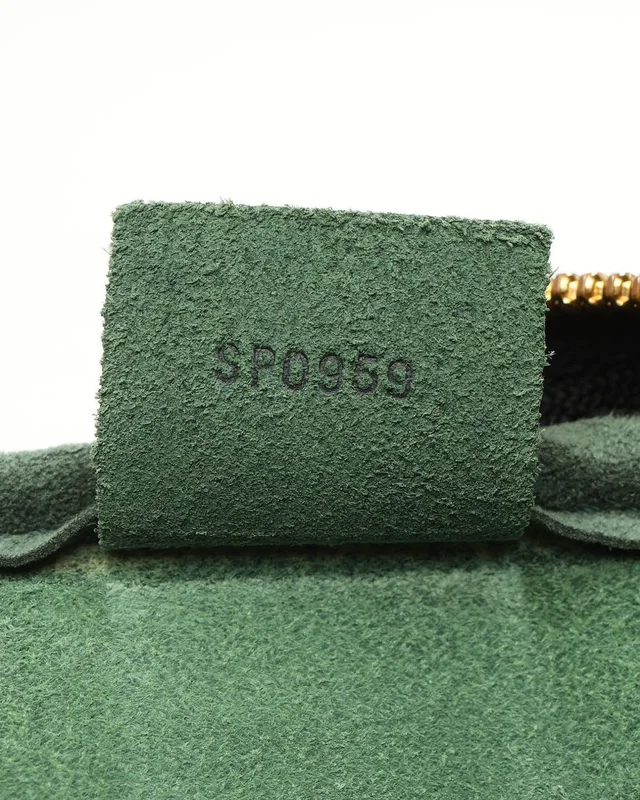 Louis Vuitton Taiga Helanga 1 Poche Travel Bag in Leather from A Retro Tale, photo 7 of 8