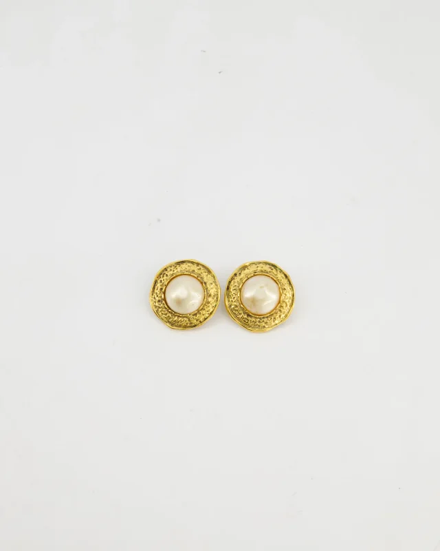 Chanel Vintage Gold-Plated Clip-on Earrings with a Simulated Pearl Centre in Gold from Sellier, photo 6 of 7