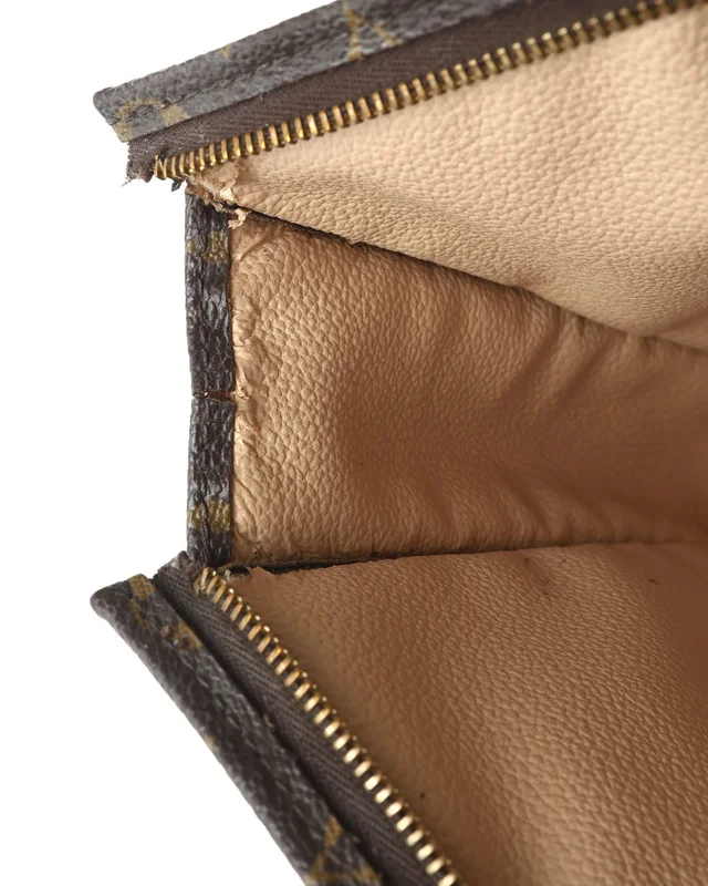 Louis Vuitton Monogram Toiletry Pouch 26 in Coated canvas from A Retro Tale, photo 7 of 8