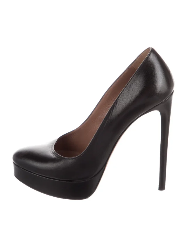 Alaïa Leather Pumps in black Leather from The RealReal