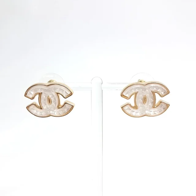Chanel 샤넬 로고 귀걸이 from GUGUS