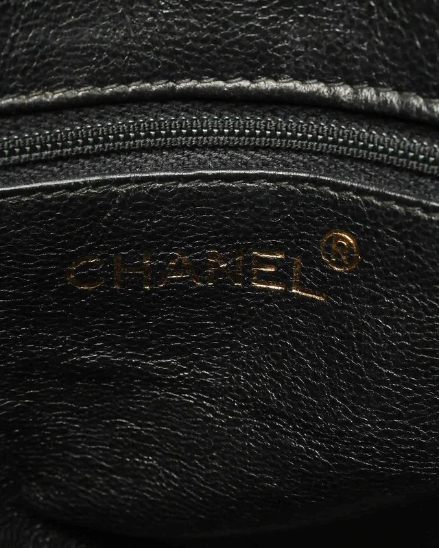 Chanel Patent Quilted Crossbody Bag in Patent leather from A Retro Tale, photo 6 of 8