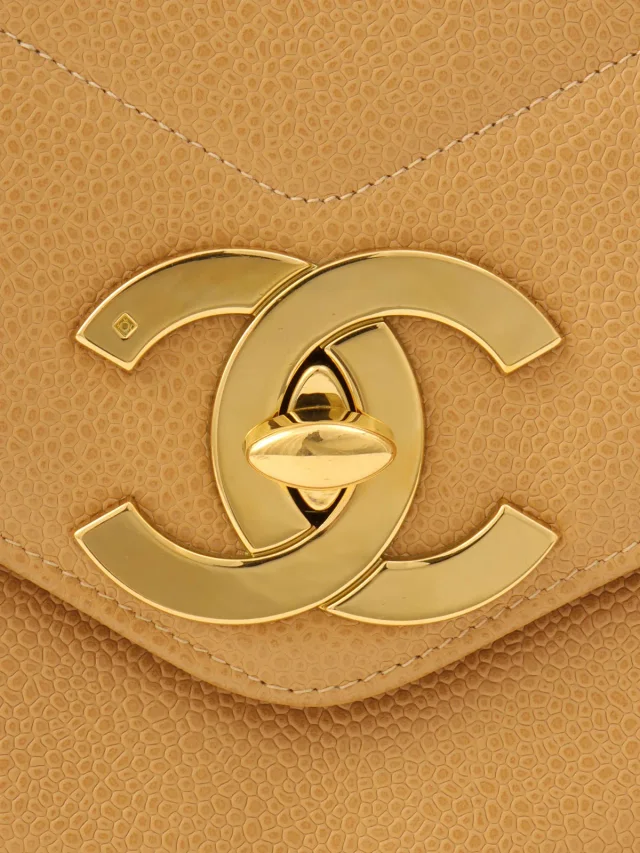 Chanel 2005-era caviar skin V-stitch CC turn-lock chain bag, beige in Beige Caviar leather from VINTAGE QOO TOKYO, photo 7 of 14