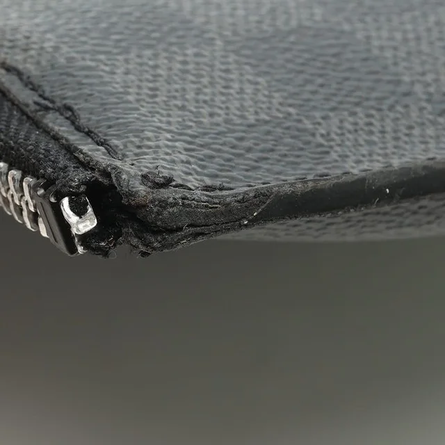 Louis Vuitton Damier Graphite Laptop Case 15-Inch in Grey Canvas from A Retro Tale, photo 6 of 8