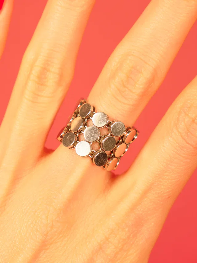 Gucci 18k White Gold Chainmail Band Ring in White from Arcade Vintage