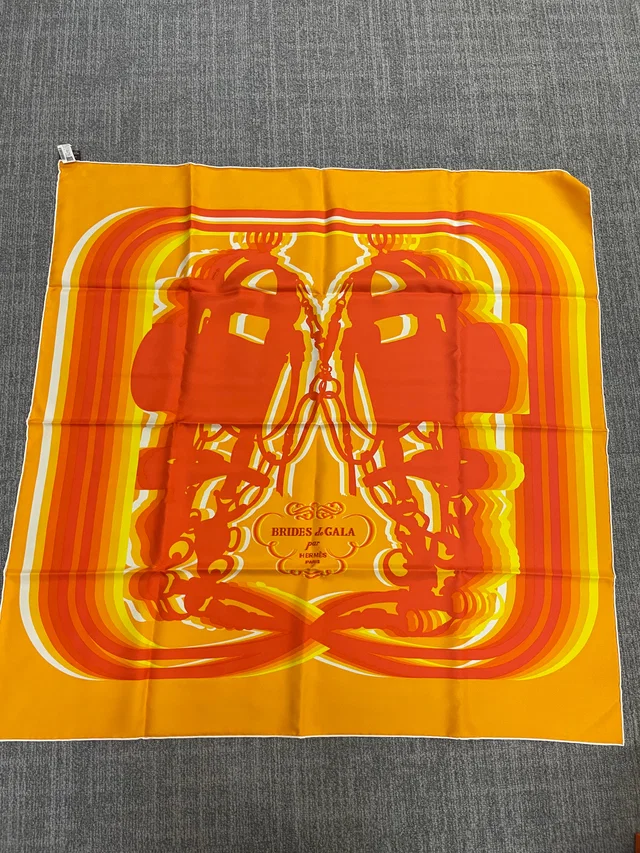 Hermès Silk 90-14 – Radiant Abstract Form in Amber and Tangerine in Silk from Luxury Promise