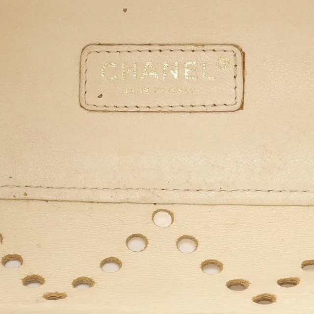 Chanel Patent Perforated CC Tote Bag in Patent leather from A Retro Tale, photo 9 of 12