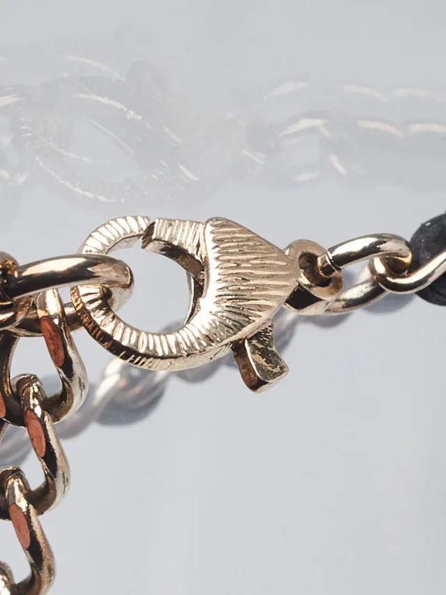 Chanel Goldtone Metal and Leather Chain-Link CC Heart Pendant Necklace in Leather from Yoogis, photo 5 of 7