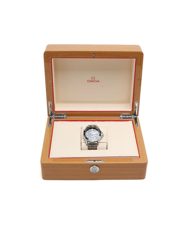 Omega Seamaster Diver 300M 41mm circa 2012 Watch in Ceramic from A Retro Tale, photo 2 of 2
