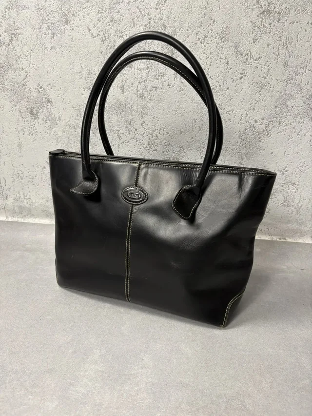 Tod's Tote Handbag Shoulder Bag Zip Top in black Leather from Grailed, photo 1 of 1