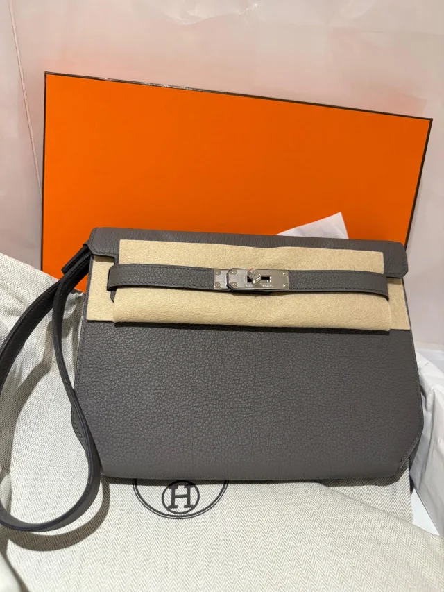 Hermès Etain Kelly Depeches 25 Pouch in Taupe Togo leather from HEWI, photo 2 of 6