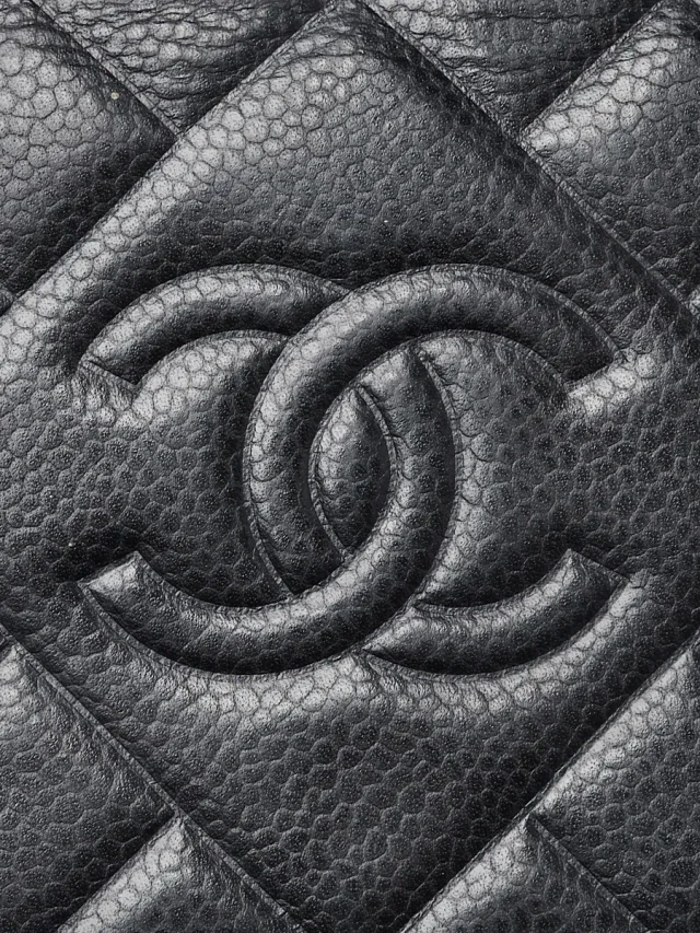 Chanel Black Quilted Caviar Leather CC Bifold Wallet in Black Caviar leather from Yoogis, photo 4 of 8