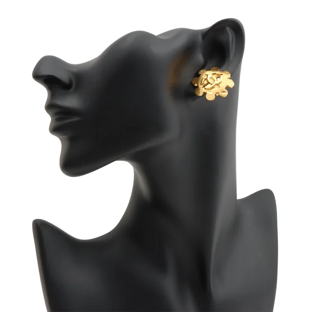 Chanel 1994 Flower Motif CC Mark Gold Earrings in Gold from VINTAGE QOO TOKYO, photo 3 of 5