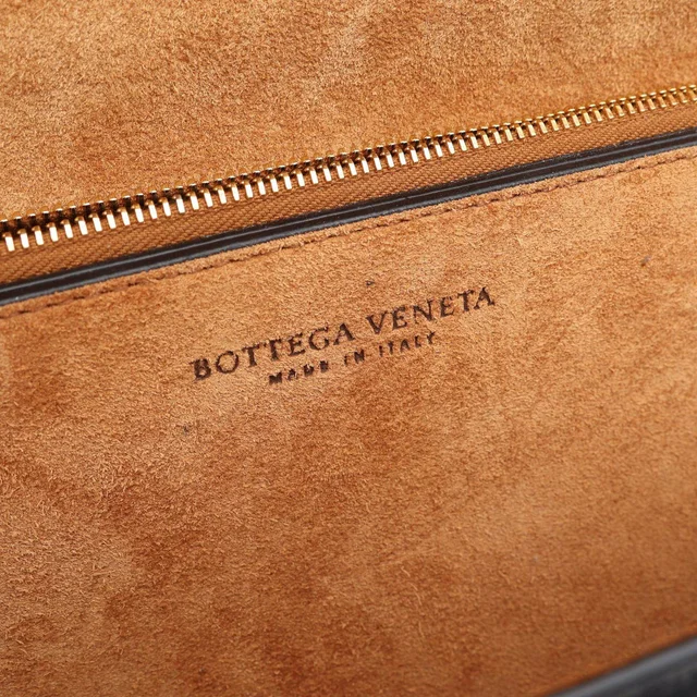 Bottega Veneta The Classic Leather Shoulder Bag in Leather from LuxUness, photo 4 of 10