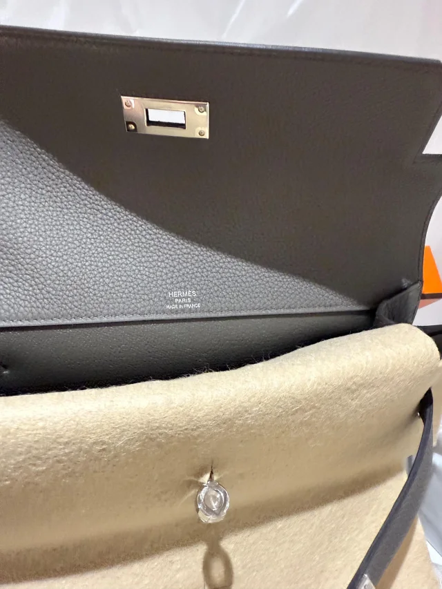 Hermès Etain Kelly Depeches 25 Pouch in Taupe Togo leather from HEWI, photo 5 of 6