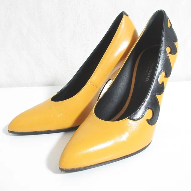 Bottega Veneta Side Design Leather Pumps in Leather from LuxUness