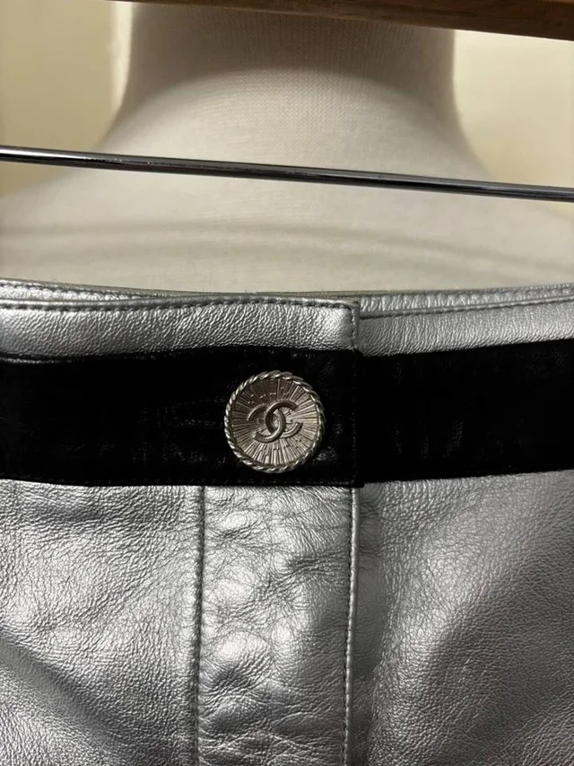 Chanel Women skirt 100% leather/silk silver Size: S in Silver Leather from Oxfam Online Shop, photo 3 of 4