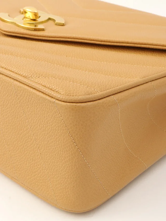 Chanel 2005-era caviar skin V-stitch CC turn-lock chain bag, beige in Beige Caviar leather from VINTAGE QOO TOKYO, photo 9 of 14