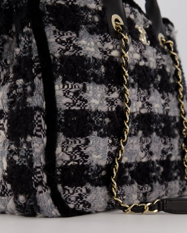 Chanel 25N Grey and Black Quiilted Tweed Shopping Tote Bag in Black Tweed from Sellier, photo 10 of 19