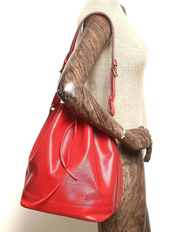 Louis Vuitton Aerogram Key Pouch in Leather from A Retro Tale, photo 12 of 13