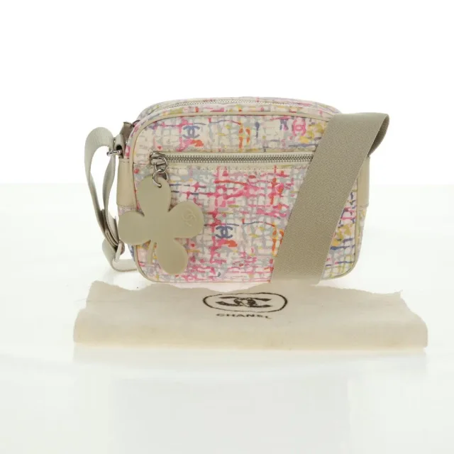 Chanel Vintage Clover Camera Printed Canvas Multicolour Bag in Multicolor Canvas from HEWI, photo 14 of 24