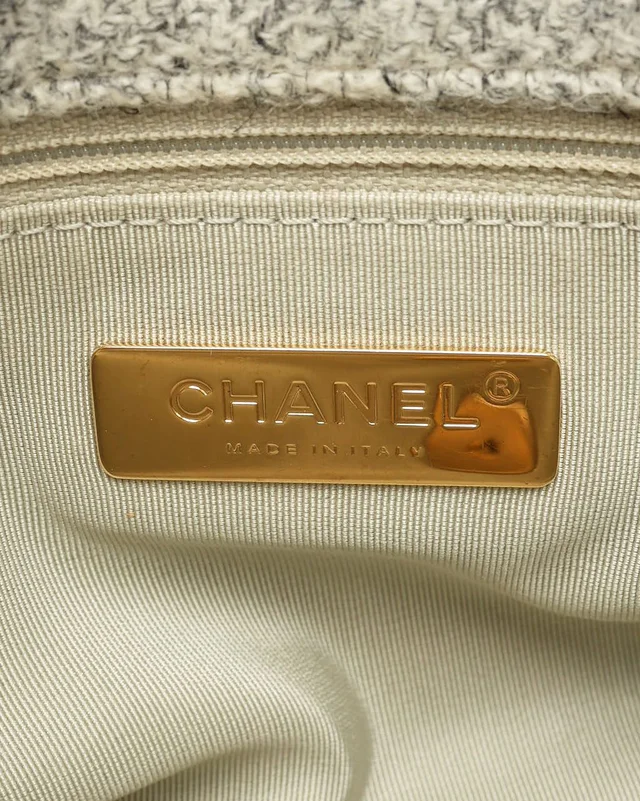 Chanel 19 Wool Flap Bag in Wool from A Retro Tale, photo 6 of 9