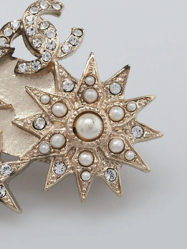 Chanel Faux Pearl and Crystal Barette from Yoogis, photo 7 of 11