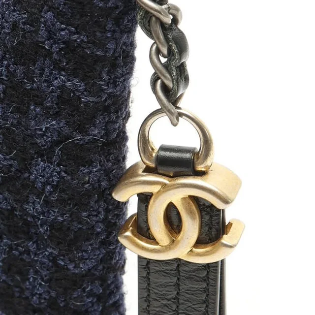 Chanel Gabrielle Quilted Tweed Clutch Bag in Tweed from A Retro Tale, photo 7 of 12