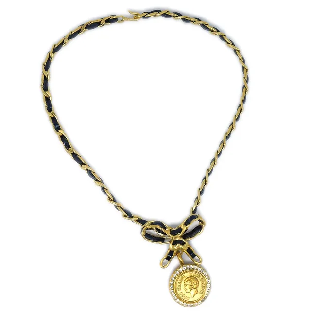 Chanel 1995 Bow Medallion Choker in Patent leather from AMORE Vintage Tokyo