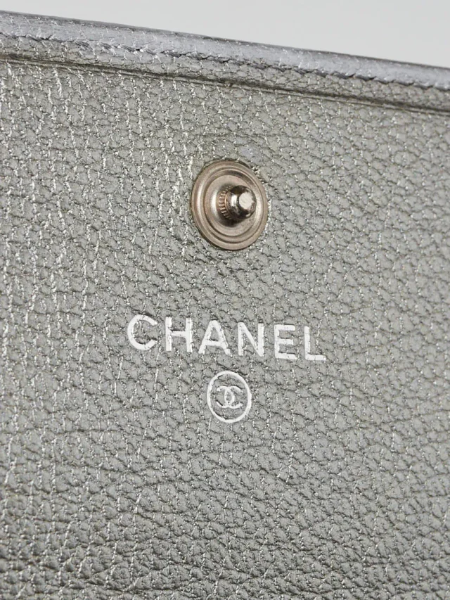Chanel Metallic Silver Leather CC Flap Slim Wallet in Silver Leather from Yoogis, photo 6 of 15