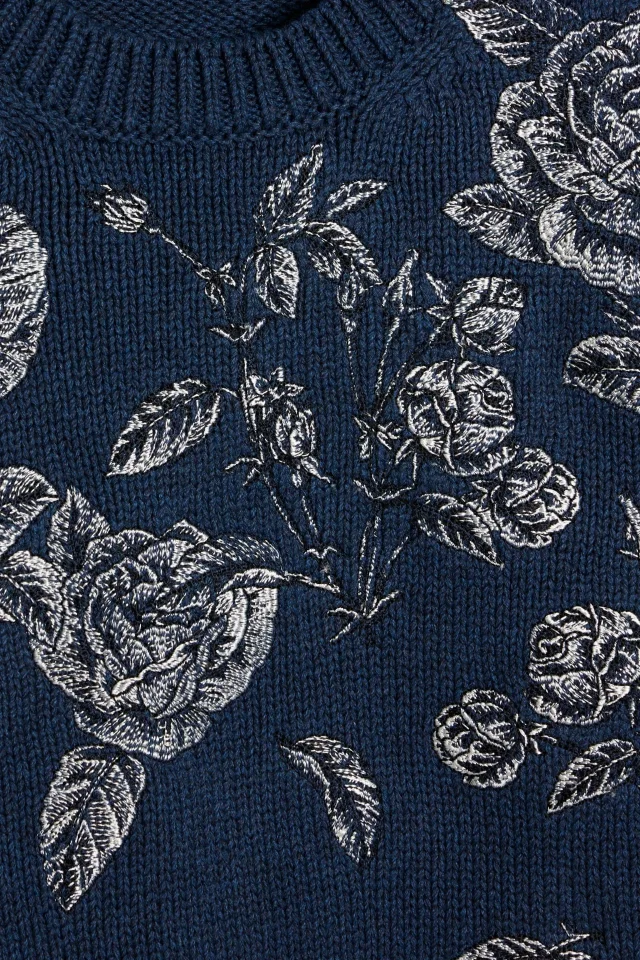 Oscar de la Renta Embroidered Cotton Crew-Neck Sweater in Navy, photo 4 of 4 from THE OUTNET