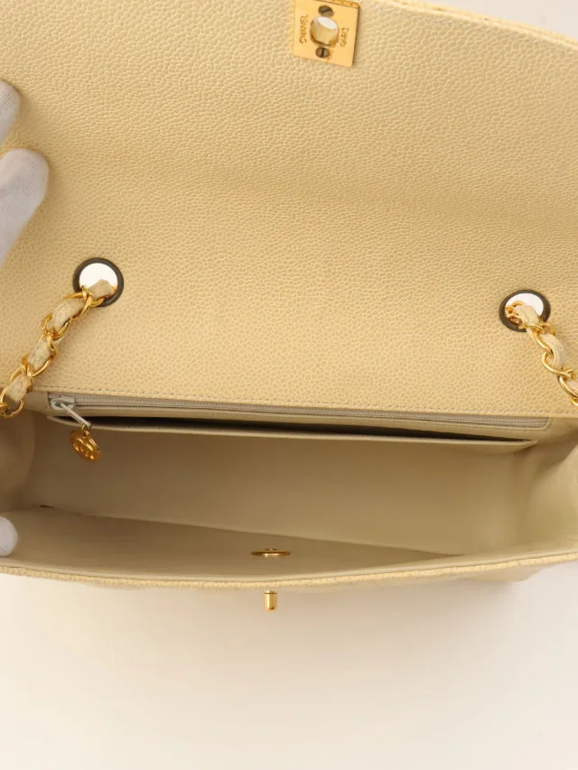 Chanel Circa 1992 Caviar Skin Diana Flap Chain Bag 25cm Beige in Beige Caviar leather from VINTAGE QOO TOKYO, photo 5 of 14