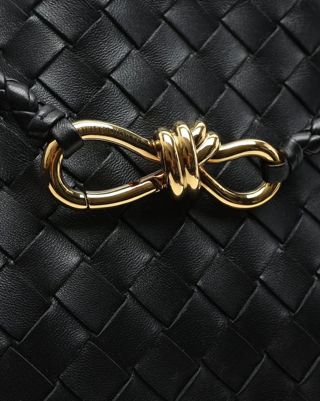 Bottega Veneta Intrecciato Small Andiamo Bag in Woven leather from A Retro Tale, photo 6 of 9