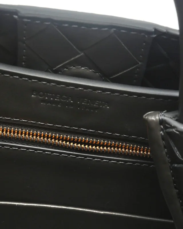 Bottega Veneta Intrecciato Small Andiamo Bag in Woven leather from A Retro Tale, photo 9 of 10
