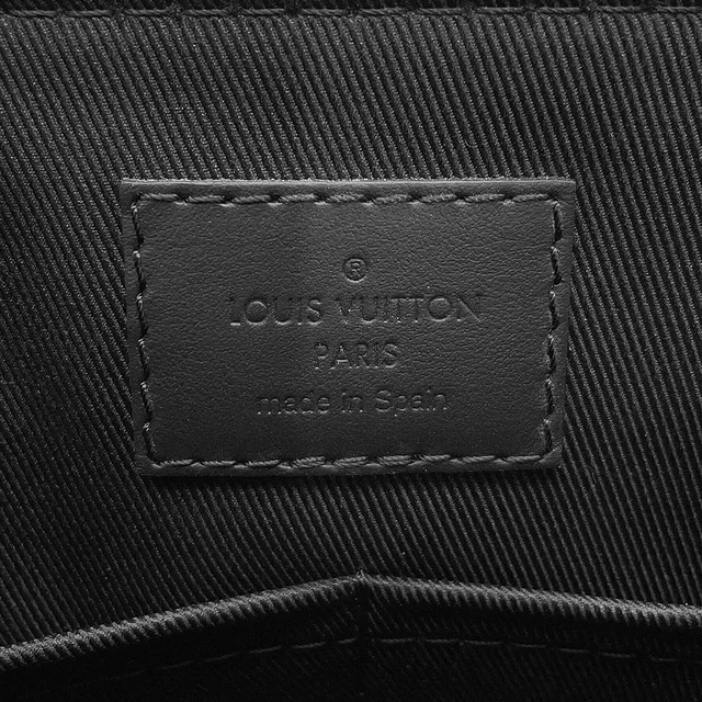 Louis Vuitton takeoff messenger NoirM57080 Grain Leather in Leather from GALLERY RARE, photo 11 of 12