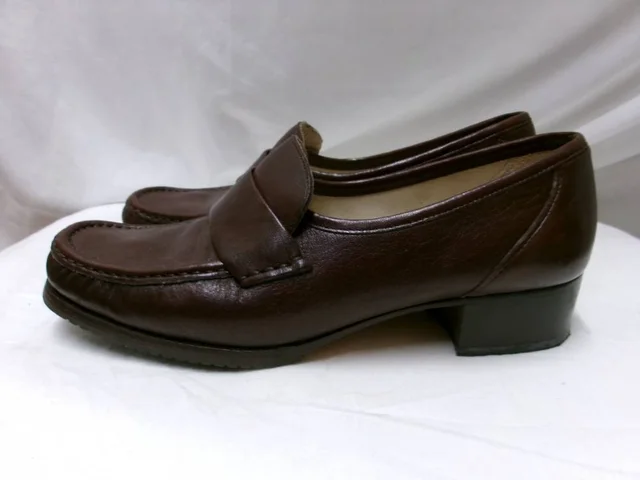 Bally Ladies Shoes With A One Inch Heel Size 5. In Little Used Condition in Brown Leather from Oxfam Online Shop, photo 2 of 2