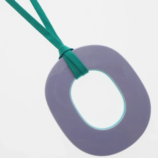 Hermès Lacquer Silk Necklace 052880FL in Green Canvas from LuxUness, photo 3 of 8