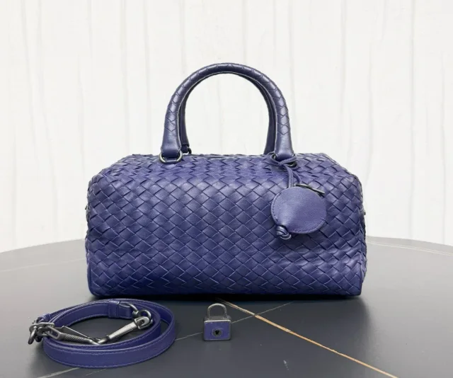 BV blue handbag/shoulder bag, size 27 in Blue from Luxury Promise