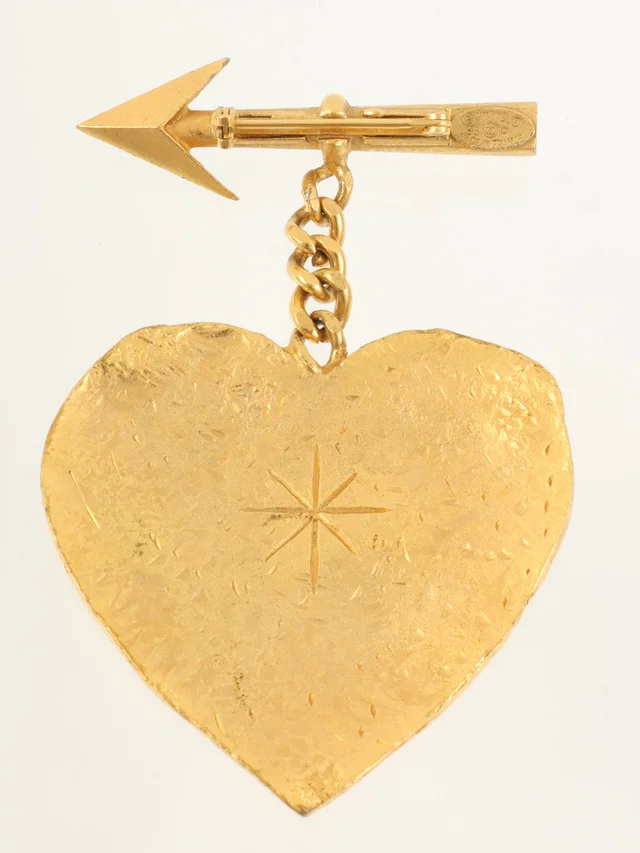 Chanel 1993 Gold-Tone Heart and Arrow Motif Brooch in Gold from VINTAGE QOO TOKYO, photo 2 of 2