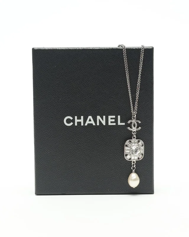 Chanel Coco Mark Pearl Rhinestone Necklace from A Retro Tale, photo 2 of 5
