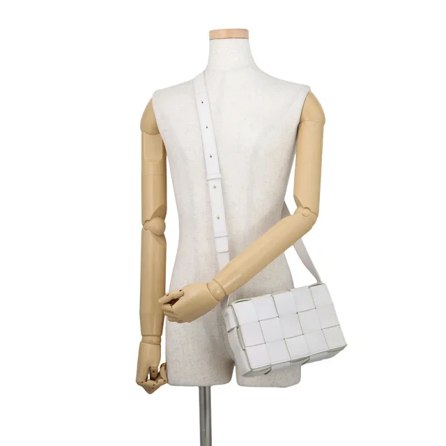 Bottega Veneta Cassette Maxi INTRECCIATO Shoulder Bag White730848VMAY19009 Lambskin Size Small in Lambskin from GALLERY RARE, photo 4 of 13