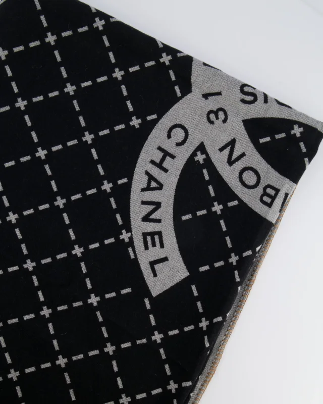 Chanel Grey and Black Wool Blanket, with Pouch and Eye Mask Set with CC Logo Prints in Black Wool from Sellier, photo 5 of 10